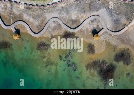Luftaufnahme des Holzpfades über türkisfarbenen See. Dürre. Drone Dron Dron Ansicht. Stockfoto