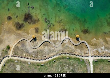 Luftaufnahme des Holzpfades über türkisfarbenen See. Dürre. Drone Dron Dron Ansicht. Stockfoto
