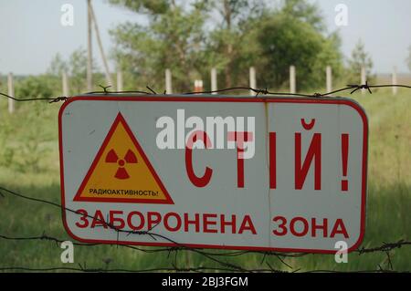 Warnschild in der Tschernobyl-Zone auf Ukrainisch: Halt!ein Sperrgebiet! Stockfoto
