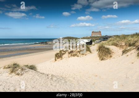 Aufgrund des Coronavirus Covid-19-Schlosses ist ein normalerweise geschäftiges Fistral Beach in Newquay in Cornwall völlig verlassen. Stockfoto