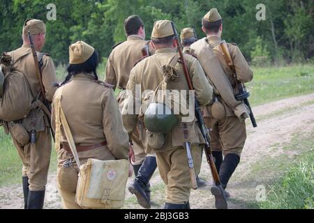 Vorzel, Ukraine - 03. November 2019: Menschen in Form von Soldaten der Roten Armee stehen in Formation mit Waffen auf dem historischen Wiederaufbau der A Stockfoto