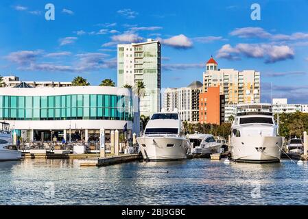 Marina Jack Restaurant und Yachten mit Skyline in Sarasota in Florida. Stockfoto