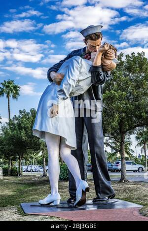 Bedingungslose Kapitulationsskulptur an der Sarasota Bay Waterfront in Florida. Stockfoto