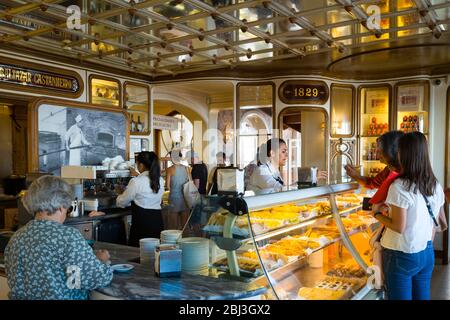 Innenansicht der Confeitaria Nacional berühmte Konditorei und Cafeteria in Praa da Figueira, Praa Dom Pedro IV in Lissabon, Portugal Stockfoto