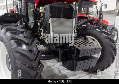 Traktor mit offener Haube in der Ausstellungshalle. Branche Stockfoto