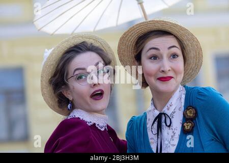 Kiew, Ukraine - 12. Mai 2018:Frauen in Retro-Kleidung Teilnahme an Fahrrad Tweed Run Retro-Kreuzfahrt Stockfoto