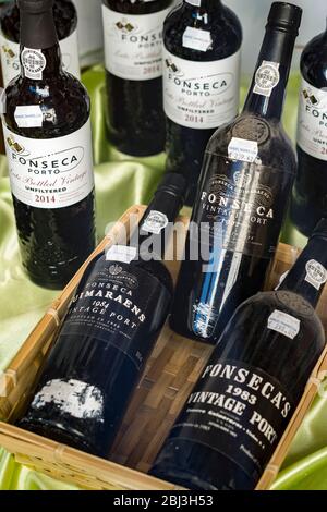 Fonseca Vintage Tawny Port auf dem Display zum Verkauf im berühmten Manual Tavor Shop in Rua de Betesga, Praca de Figueira in Lissabon, Portugal Stockfoto