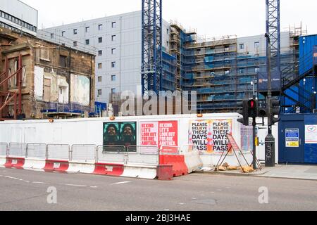 Glasgow, Schottland, Großbritannien. April 2020. Glasgow während der Sperrung des Coronavirus. Geschlossene Baustelle - Custom House Development auf Clyde Street, die ein neues Clayton Hotel sein wird Kredit: Kay Roxby/Alamy Live News Stockfoto