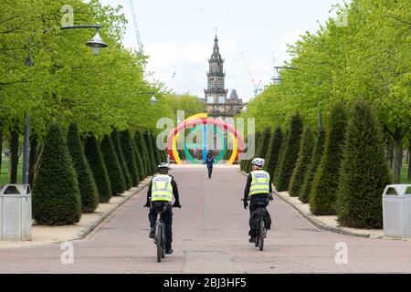 Glasgow, Schottland, Großbritannien. April 2020. Glasgow während der Sperrung des Coronavirus. Soziale Distanz in einem ruhigen Glasgow Green, während Polizisten durch die Stadt radeln Credit: Kay Roxby/Alamy Live News Stockfoto