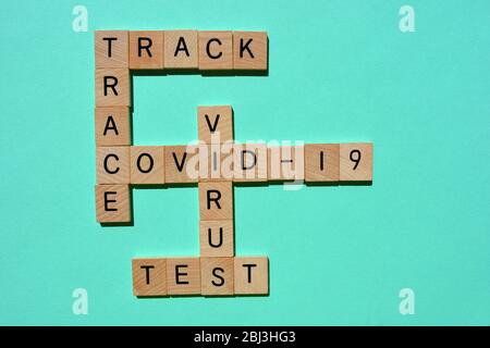 Track, Trace, Test, Covid-19, Virus Crossword isoliert auf türkisfarbenem Hintergrund Stockfoto