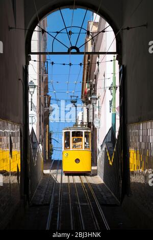 Bica Standseilbahn - Elevador da Bica - für Einheimische und Touristen auf Tramgleisen auf steilen Hügel verbindet Bairro Alto in Lissabon, Portugal Stockfoto