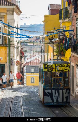 Standseilbahn - Elevador da Bica mit Graffiti tragen die Einheimischen und Touristen steigt steilen Hügel in der Stadt Lissabon, Portugal Stockfoto