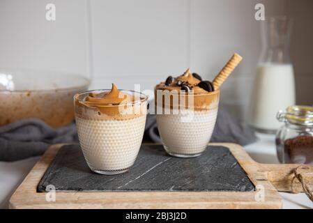 Dalgona Coffee – Kaffee oder Espresso-Pulver, mit Zucker und heißem Wasser geschlagenen. Eiskaffee, gepeitscht, Dalgona-Kaffee-Konzept. Stockfoto