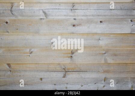 Nahaufnahme von Holzplanken, die einen Zaun bilden. Die Knoten und die Maserung sind deutlich sichtbar. Stockfoto