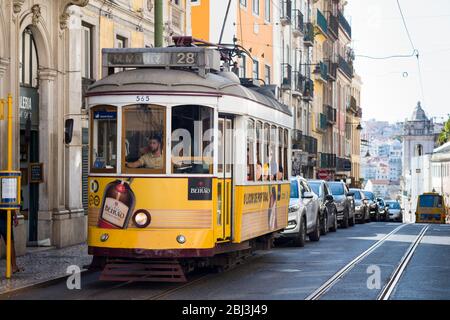 Berühmte Straßenbahn Nr. 28 Transport von Einheimischen und Touristen auf Tramgleisen ii Praca Luis de Camoes n Stadt Lissabon, Portugal Stockfoto