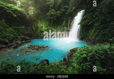 Ein triopischer Wasserfall des Rio Celeste im Nationalpark Vulkan Tenorio - Costa Rica Stockfoto