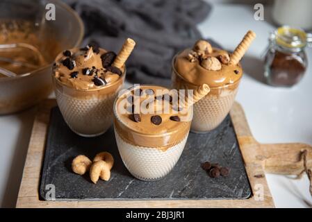 Drei Glasbecher mit Dalgona schaumig Kaffee Trend koreanisch trinken Latte Espresso mit Kaffeeschaum Stockfoto