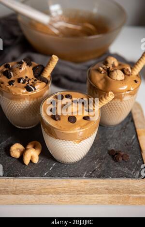 Drei Glasbecher mit Dalgona schaumig Kaffee Trend koreanisch trinken Latte Espresso mit Kaffeeschaum Stockfoto