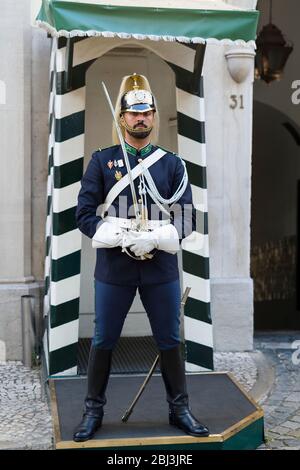 Sentry in zeremonieller Uniform im Museum der Nationalen Republikanischen Garde - Guarda Nacional Republicana Comando-Geral da GNR in Lissabon, Portugal Stockfoto