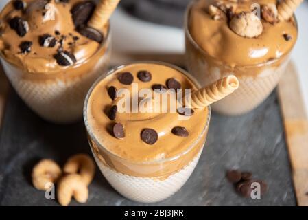 Drei Glasbecher mit Dalgona schaumig Kaffee Trend koreanisch trinken Latte Espresso mit Kaffeeschaum Stockfoto