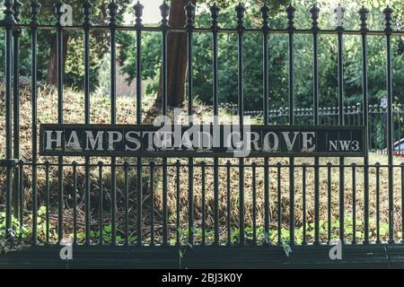 Hampstead Grove Straßenschild, Hampstead. Hampstead ist bekannt für seine intellektuellen, liberalen, künstlerischen, musikalischen und literarischen Assoziationen. Es hat som Stockfoto