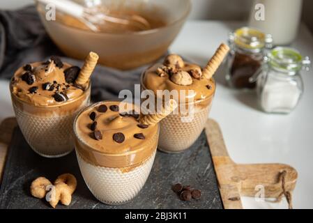 Drei Glasbecher mit Dalgona schaumig Kaffee Trend koreanisch trinken Latte Espresso mit Kaffeeschaum Stockfoto