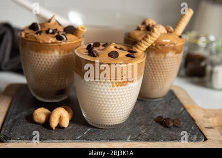 Drei Glasbecher mit Dalgona schaumig Kaffee Trend koreanisch trinken Latte Espresso mit Kaffeeschaum Stockfoto