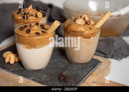 Drei Glasbecher mit Dalgona schaumig Kaffee Trend koreanisch trinken Latte Espresso mit Kaffeeschaum Stockfoto