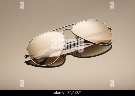 Moskau/Russland-4/2/2020: Nahaufnahme der Light Brown Gradient Aviator Sonnenbrille mit einem Gunmetal Rahmen von Ray-Ban produziert, amerikanisch gegründete italienische br Stockfoto