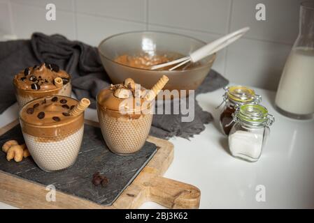 Drei Glasbecher mit Dalgona schaumig Kaffee Trend koreanisch trinken Latte Espresso mit Kaffeeschaum Stockfoto