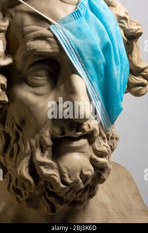 Gipskopie der antiken Statue Homer trägt Virus Gesichtsmaske Stockfoto