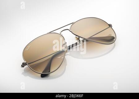 Moskau/Russland-4/2/2020: Nahaufnahme der Light Brown Gradient Aviator Sonnenbrille mit einem Gunmetal Rahmen von Ray-Ban produziert, amerikanisch gegründete italienische br Stockfoto