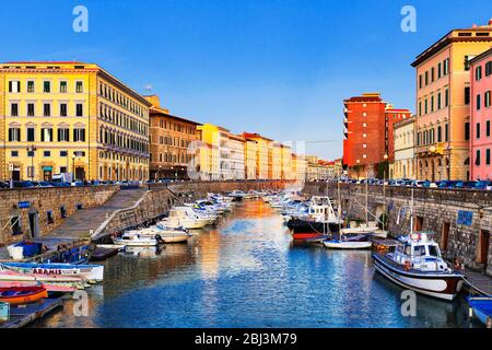 Charmanter Boot gesäumter Kanal in Livorno in der Toskana. Stockfoto