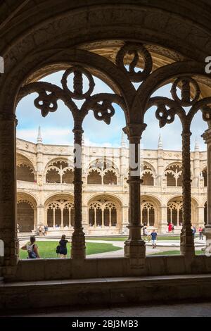 Touristen in den Kreuzgängen des berühmten Klosters von Jeronimos - Mosteiro dos Jeronimos in Lissabon, Portugal Stockfoto