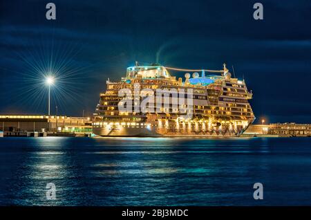 DAS KREUZFAHRTSCHIFF AIDA Stella hat im Hafen von Palma angedockt. Stockfoto