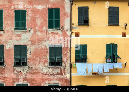 Hausfassaden bei Vernazza in Ligurien. Stockfoto