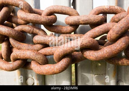 Nahaufnahme von industriellen Zerfallsketten mit Rost und Verfärbungen in Seasalter, Kent, England, Stockfoto