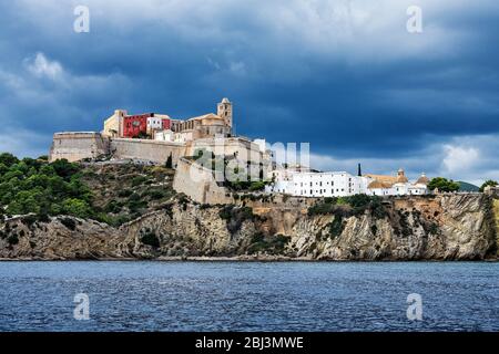 Ibiza-Stadt und die Kathedrale Santa Maria d'Eivissa. Stockfoto