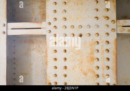 Nahaufnahme von Nieten an Stahlträgern auf einer britischen Eisenbahnbrücke in Seasalter, Kent England Stockfoto