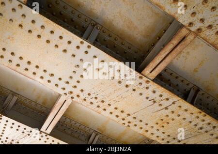 Nahaufnahme von Nieten an Stahlträgern auf einer britischen Eisenbahnbrücke in Seasalter, Kent England Stockfoto