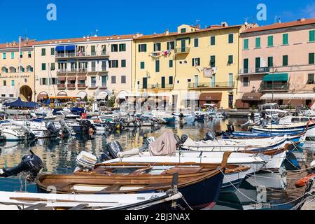 Fischerboote im Hafen von Portoferraio in Italien. Stockfoto