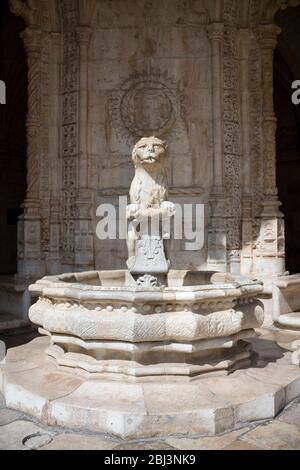 Wasserbrunnen mit Statue des Löwen im berühmten Kloster von Jeronimos - Mosteiro dos Jeronimos in Lissabon, Portugal Stockfoto