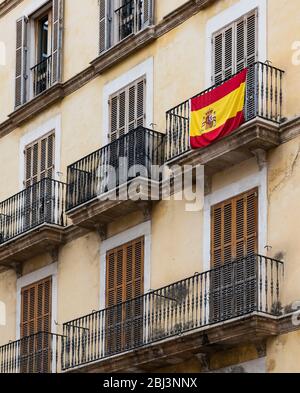Spanische Flagge schmückt Balkon in Palma auf Mallorca. Stockfoto