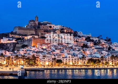 Ibiza-Stadt und die Kathedrale von Santa Maria d'Eivissa bei Nacht. Stockfoto
