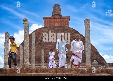 Anuradhapura, Sri Lanka - 16. August 2017: Pilger verlassen den Jetavanaramaya Stupa nach dem Gebet. Ein Stupa ist ein buddhistisches Reliquiar Denkmal Stockfoto