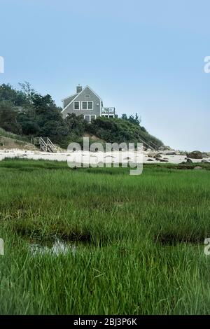 Haus mit Blick auf einen ruhigen Strand in Brewster am Cape Cod in Massachusetts. Stockfoto