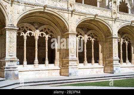 Steinsäulen und Kreuzgänge des berühmten Klosters von Jeronimos - Mosteiro dos Jeronimos in Lissabon, Portugal Stockfoto