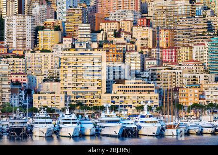 Dichte Wohnhäuser und Yachten in Port Hercules in Monaco. Stockfoto