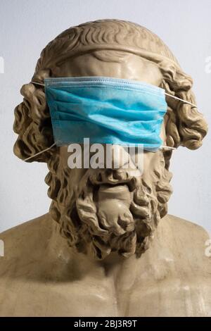 Gipskopie der antiken Statue Homer trägt Virus Gesichtsmaske Stockfoto