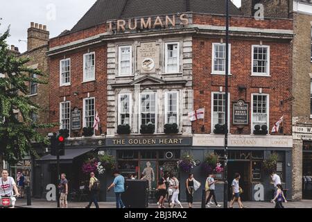 London/Großbritannien - 22/07/18: Der Golden Heart Pub in der Commercial Street in Spitalfields. Es ist weitgehend unverändert und ist eines der besten noch erhaltenen Beispiele Stockfoto